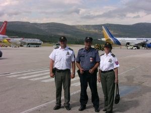 Slika PU_SD/Slovački policajci u zračnoj luci.jpg